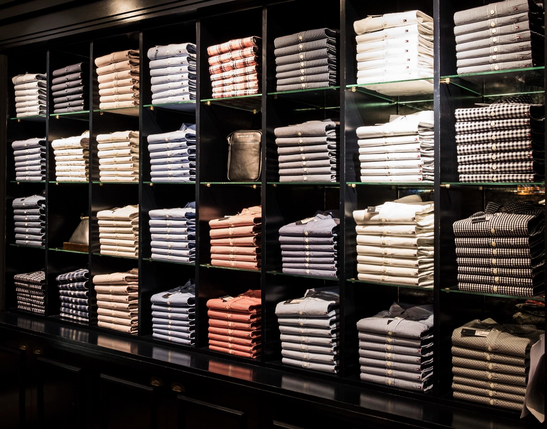 Bodega mayorista con inventario de textiles y ropa organizado en racks