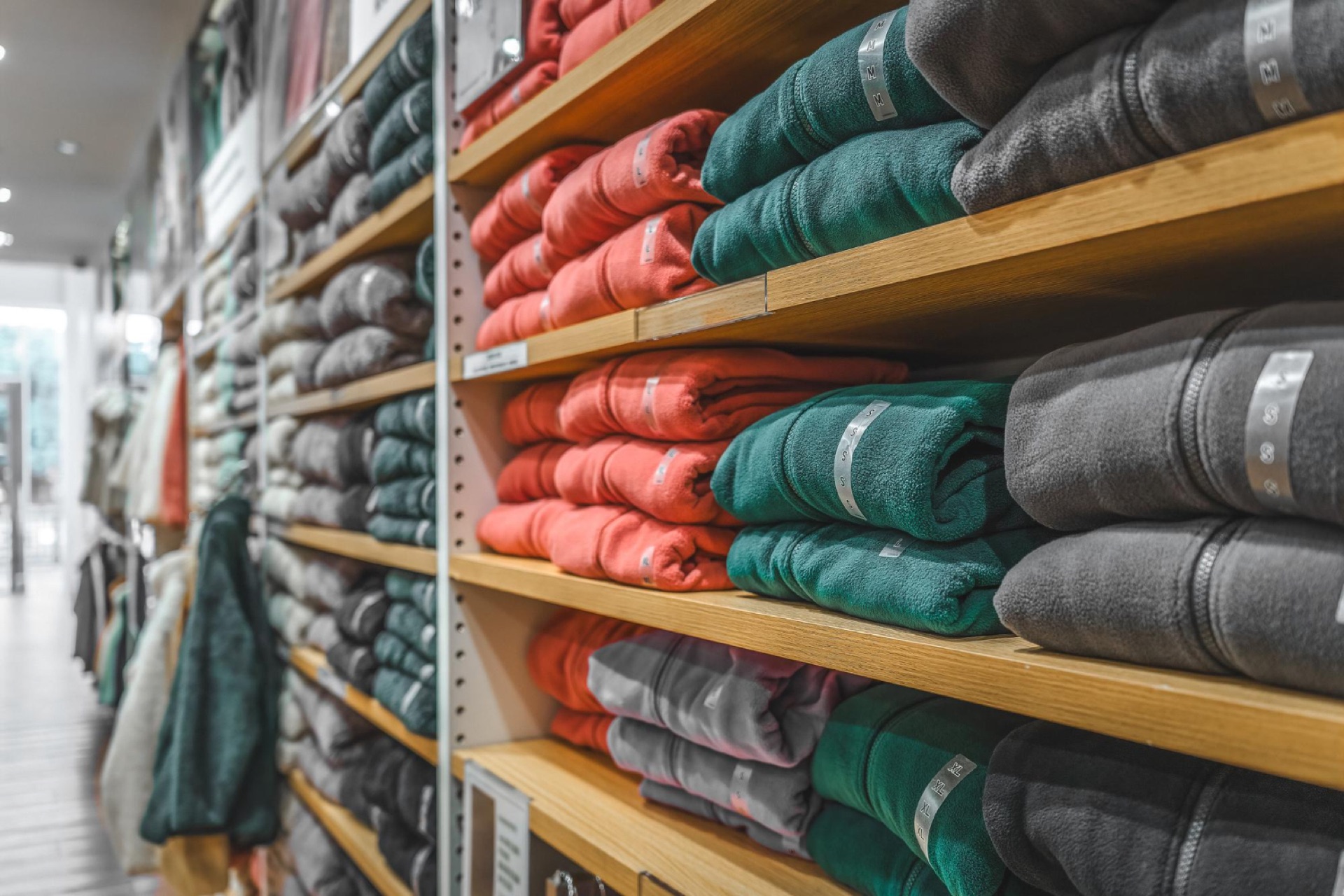 Almacén mayorista con inventario de textiles apilados y estantes llenos